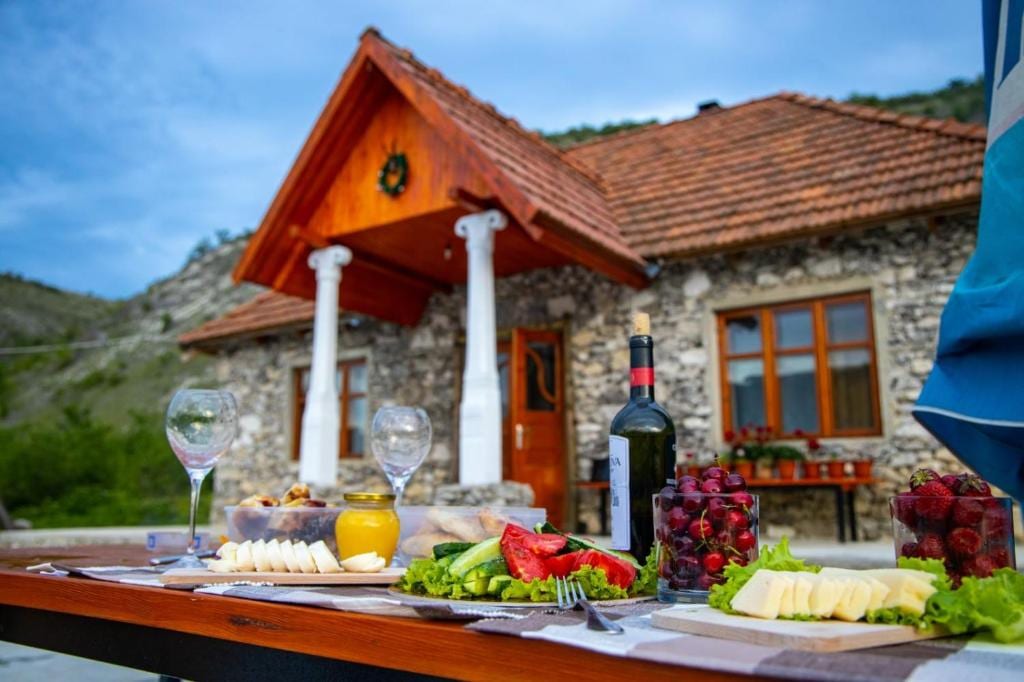 Casa din piatră cu masă pregătită